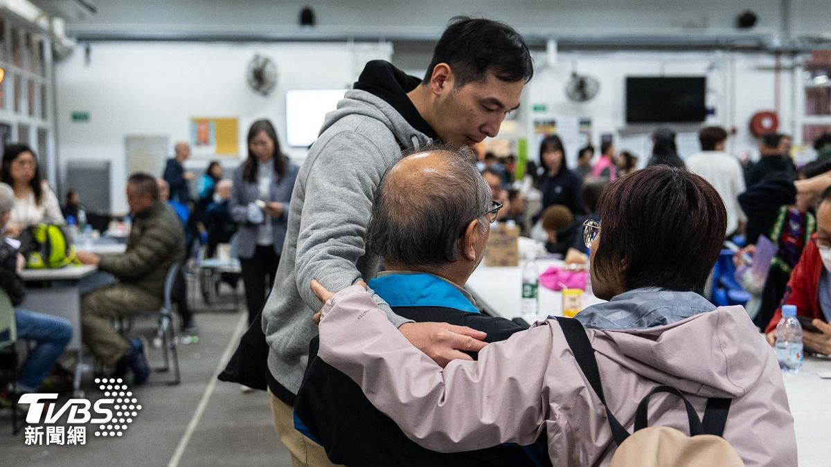 香港宏福苑居民於火災發生後暫時在庇護所內休憩。 (圖/達志影像美聯社)