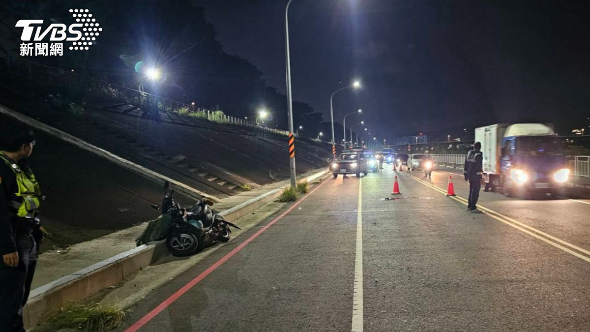 機車撞上違規穿越馬路的行人,騎士傷重不治。(圖/TVBS)