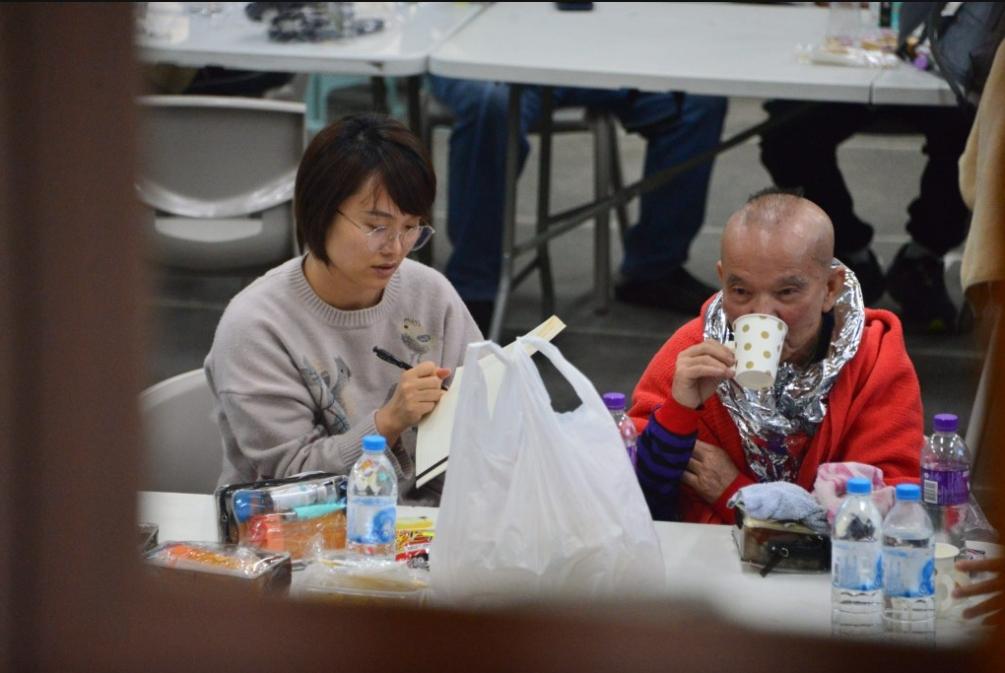 愛心物資得以解決庇護中心民眾的燃眉之急。(圖/星島日報)
