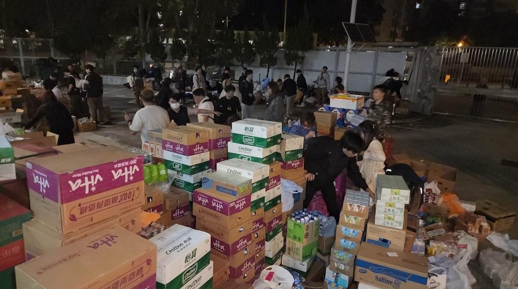 愛心物資湧現速度超出預期,今(27)日凌晨0時,現場義工呼籲民眾暫停送物資。(圖/星島日報)