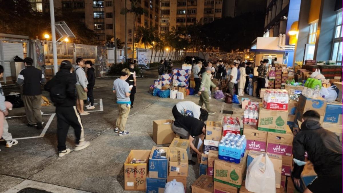香港大火/宏福苑起火!港市民自發「人鏈」送物資塞爆庇護站