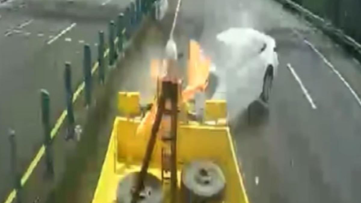 1輛施工緩撞車於內車道警戒時，遭後方開啟ADAS小客車追撞。（圖／高公局提供）