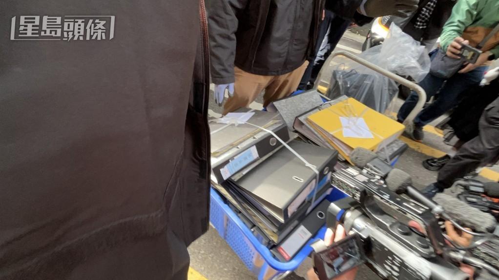 香港警方今（27）早搜索工程公司辦公室，帶走多箱證物。（圖／星島日報）