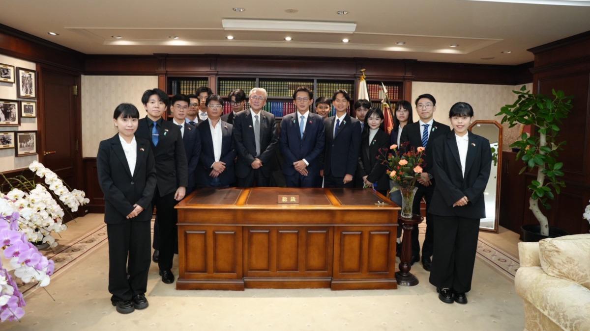 黃國昌與高市早苗「桌子」合影 綠酸:民眾黨不擅長與真人合照