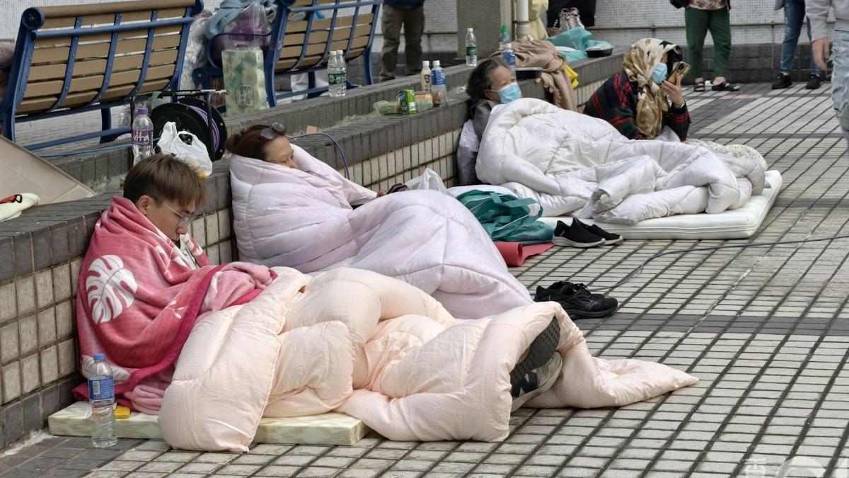 香港大埔宏福苑發生五級火警，廣福街市平台居民留守。（圖／香港01）