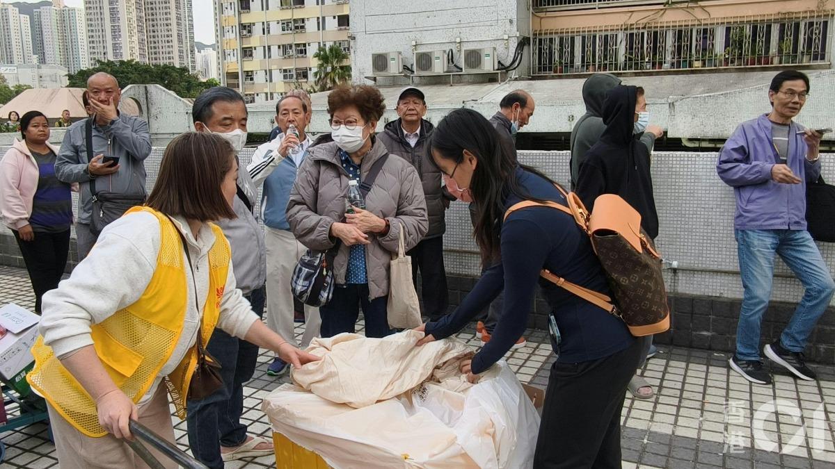 香港大埔宏福苑發生五級火警，有人在發放物資給災民。（圖／香港01）