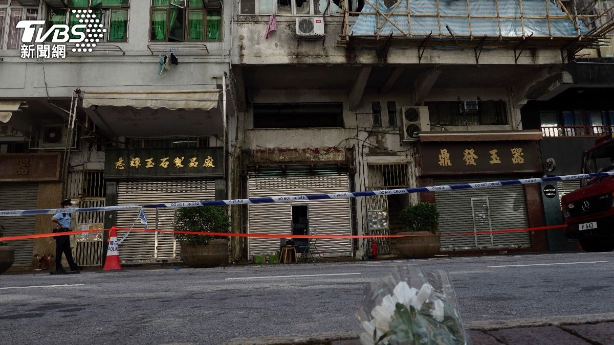 廣東道大火,地上擺放白色花束悼念死者。(圖/達志影像美聯社)