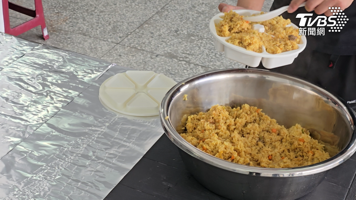 「小笠原魂美」煮正宗日式飯糰,回饋311恩情。(圖/TVBS)