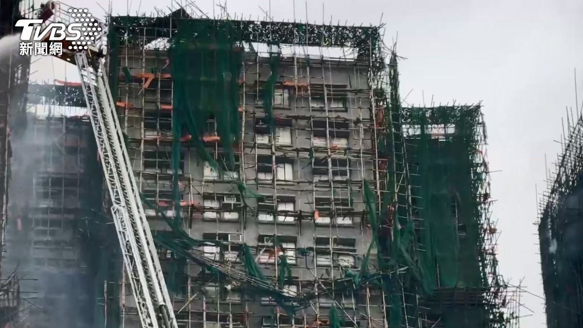 香港大埔宏福苑火勢蔓延極快,施工外牆材質遭質疑不符合防火標準。(圖/吳奎炎攝)