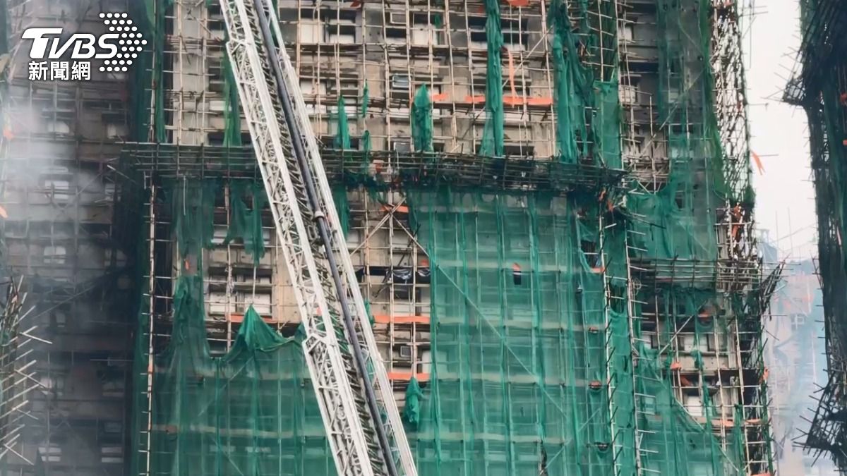 工程中疑似使用易燃材質於外牆棚架。(圖/吳奎炎攝)