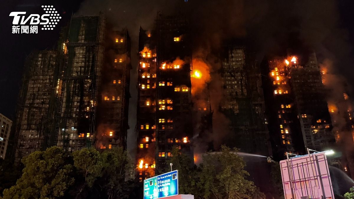 香港宏福苑惡火，8棟大樓中7棟接連陷入火海，整整燒了一夜。（圖／記者吳奎炎 攝）