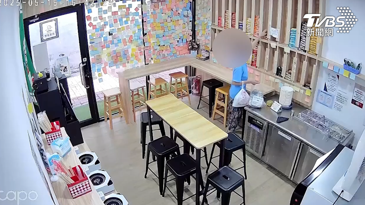 台南一名婦人在無人自助泡麵店內狂掃泡麵,甚至隔天還前往破壞店家門鎖。(圖/TVBS)