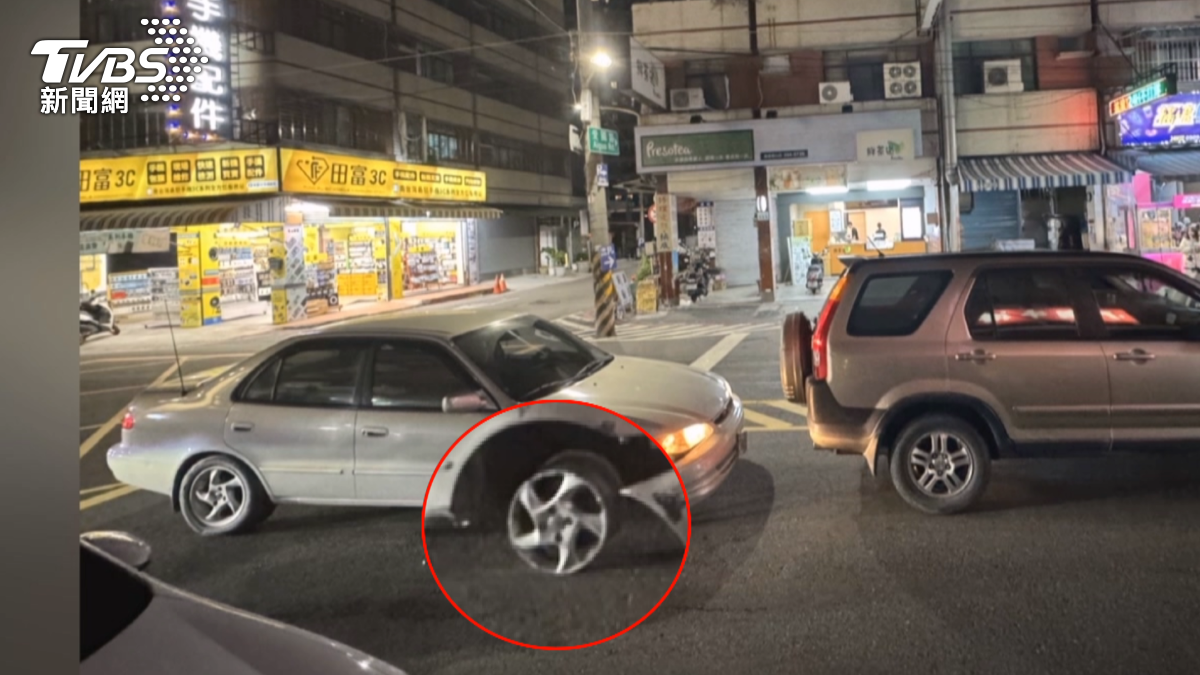 只剩輪框!國道自撞「輪胎噴飛」,竟一路開到平面又追撞。(圖/TVBS)
