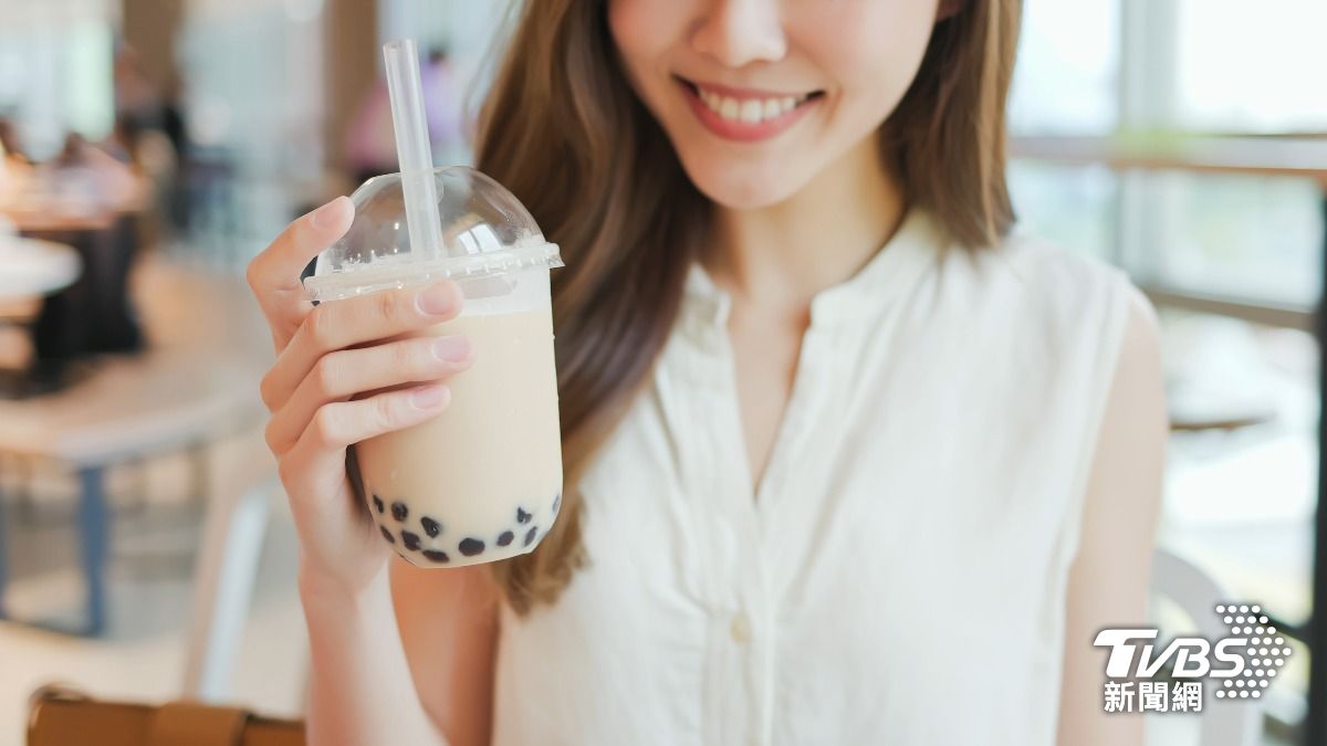 「台灣之光」珍珠奶茶的奶精是油脂類,而非奶類;珍珠又是澱粉+糖水,增加腎臟負擔。(示意圖/shutterstock達志影像)