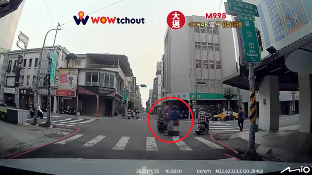 男騎士認為女騎士擋他,生氣逼停對方還動手推。(圖/翻攝自WoWtchout - 地圖型行車影像分享平台)