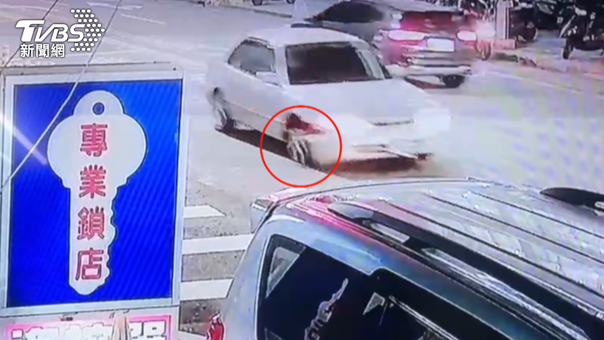 李男的車子少了一顆輪胎仍堅持上路,不僅相當危險,還要吃上一張最高6000元的罰單。(圖/TVBS)