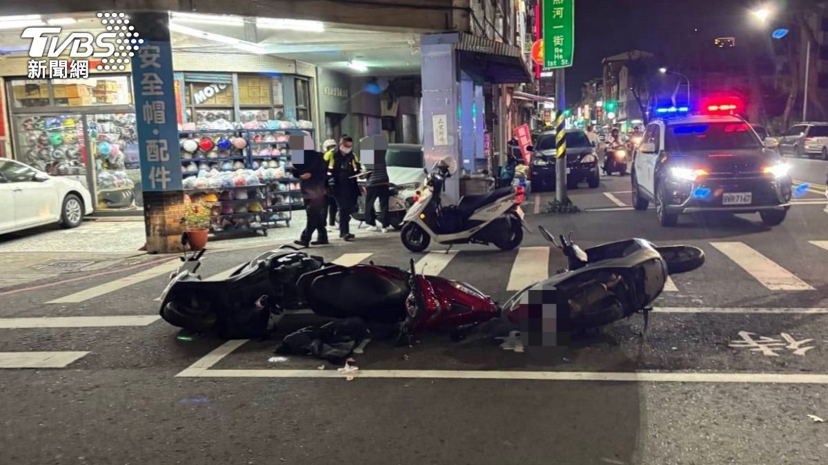 有片/高雄男「右切」待轉區!3機車撞成一團 騎士噴飛瞬間曝