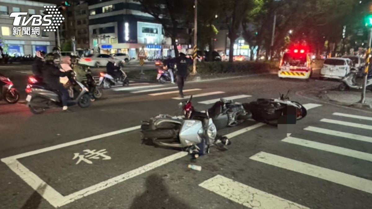 施男與後方機車發生碰撞,波及待轉區第三名騎士。(圖/TVBS)