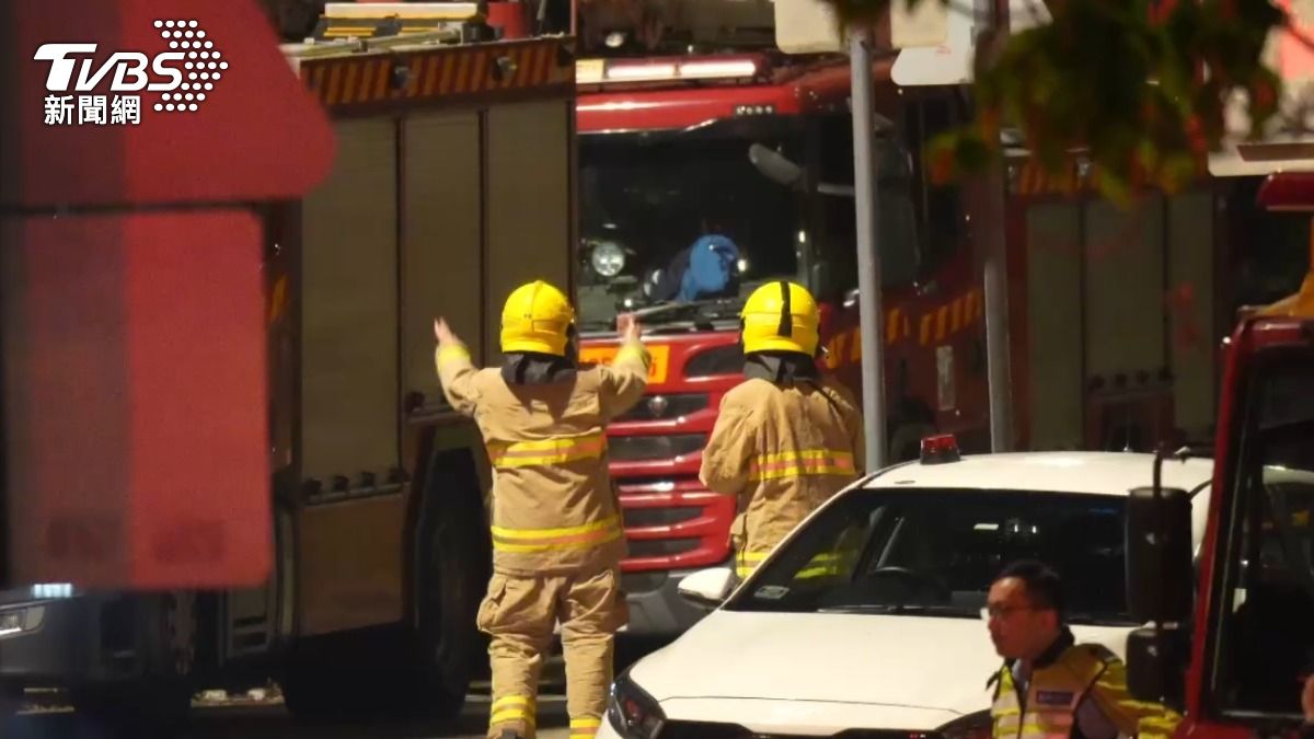 香港大埔大火，上千名警消人力輪班救援。（圖／TVBS）
