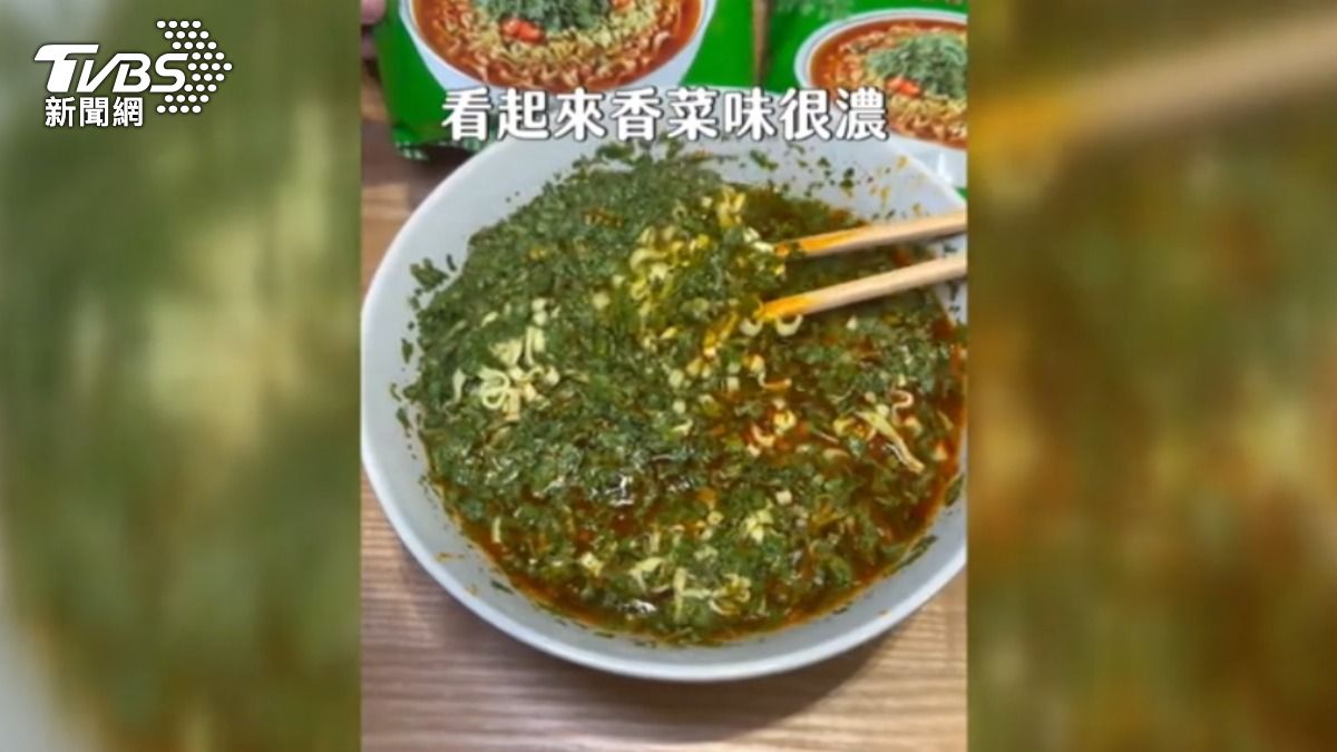 香菜牛肉泡麵視覺超衝擊。(圖/翻攝IG@feimei_eat)