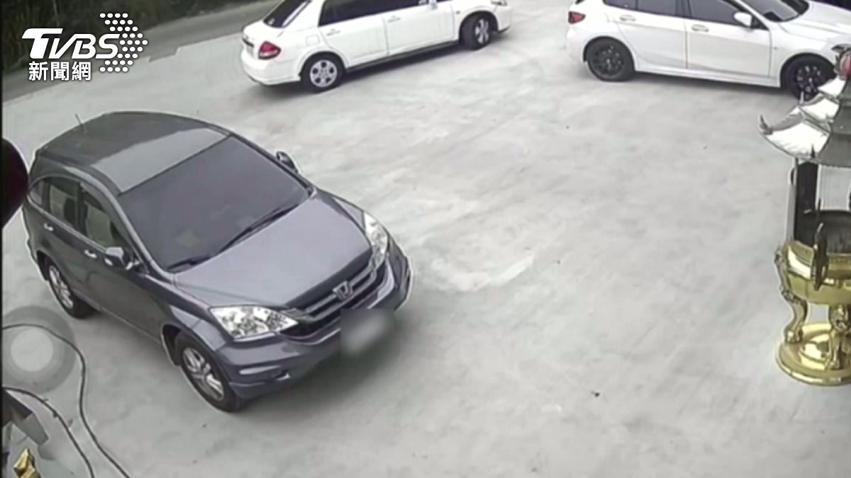女駕駛機警地在一座廟宇前緊急停車,立即下車逃離並尋求協助。(圖/TVBS)