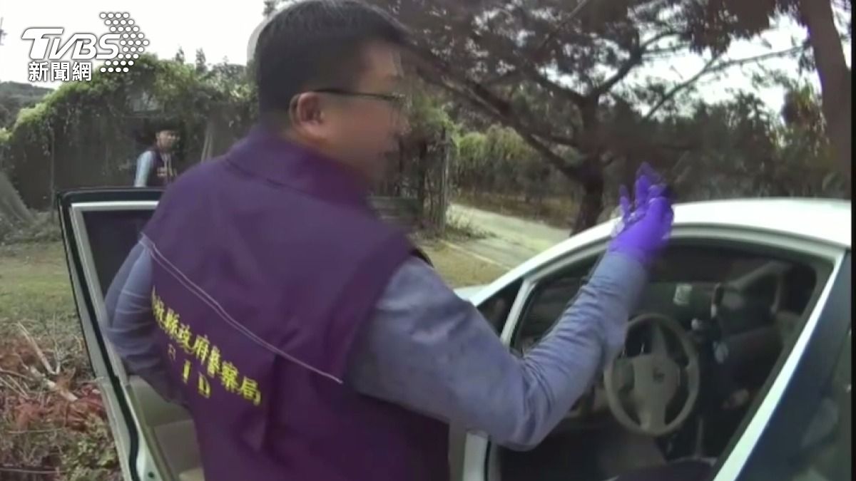 當警方趕到現場時,嫌犯企圖翻牆逃跑但未能得逞。(圖/TVBS)