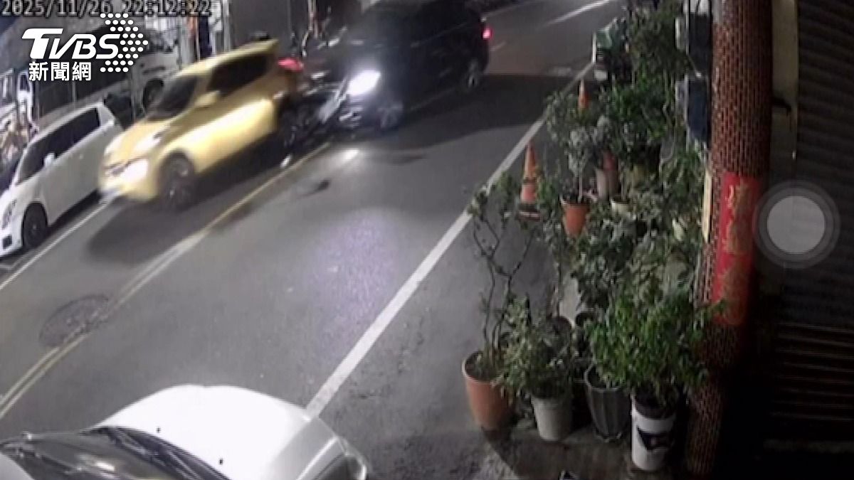 黑休旅車「高速追撞」後竟落跑!肇事男「車牌留現場」警方找到了。(圖/民眾提供)