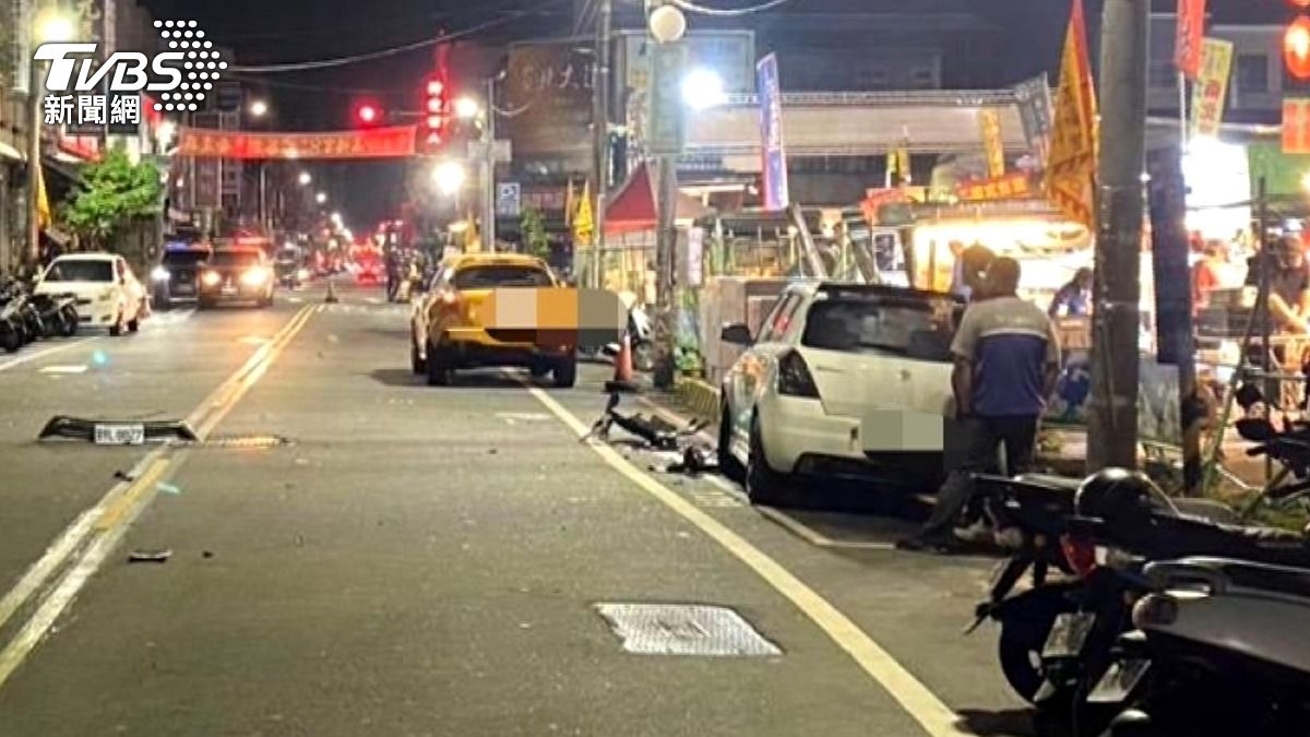 黑色休旅車駕駛在事故後立即逃離現場,僅留下脫落的保險桿和車牌。(圖/TVBS)