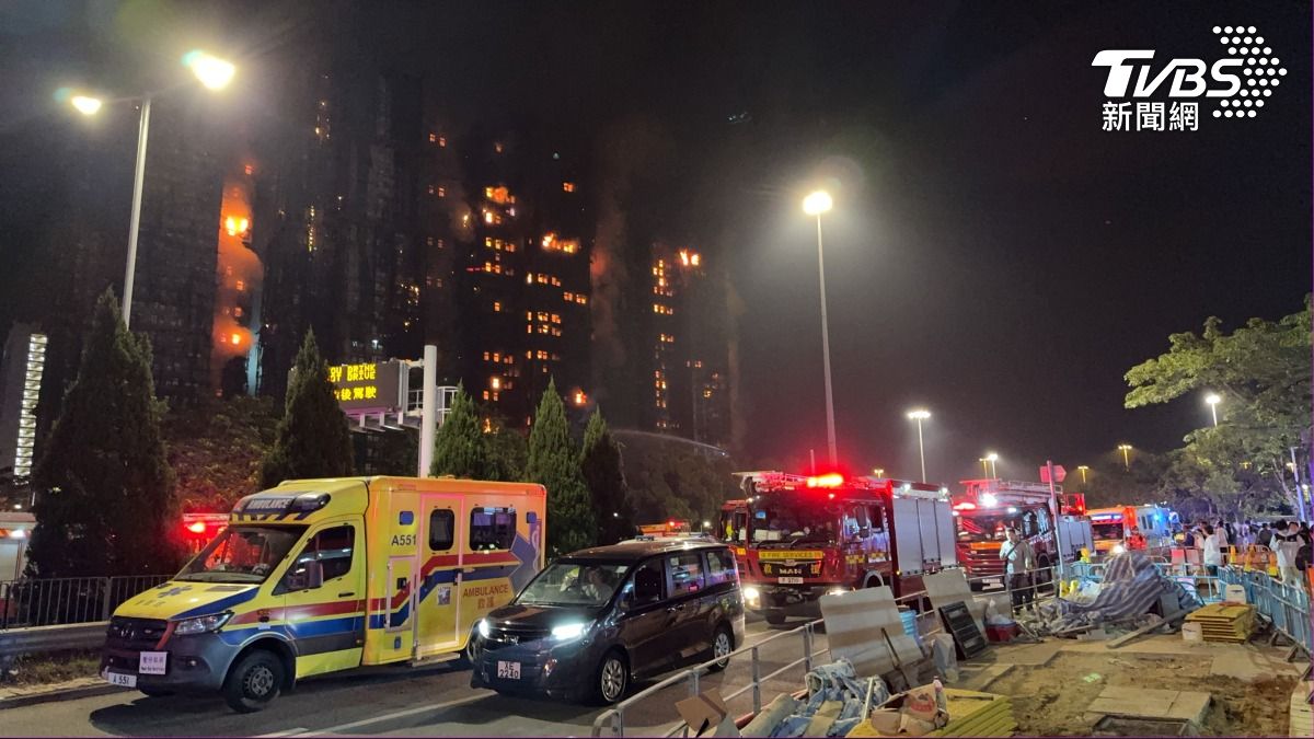 香港政府派出大批救難人員當場救災。(圖/吳奎炎攝)