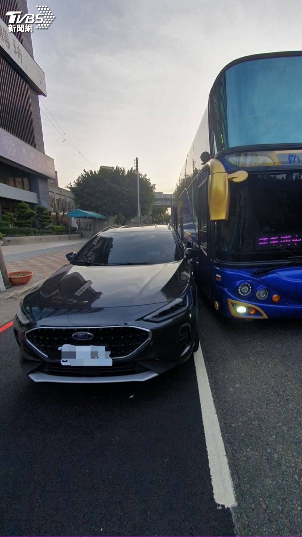 酒駕司機載18學童!新竹校車擦撞轎車,市府怒祭「最重懲處」。(圖/民眾提供)
