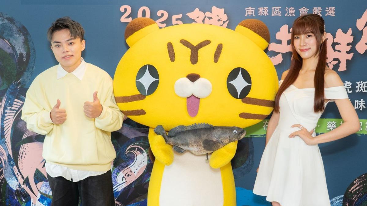 Amber（右）和海產一同出席活動。（圖／南縣區漁會ＸYahoo購物提供）