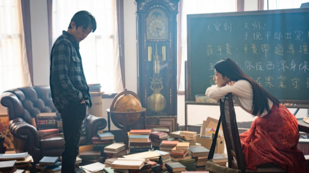 初孟軒在《啵me之我的青春住了鬼》中飾演新銳劇場導演,相當欣賞邵雨薇的才華。(圖/風暴國際提供)