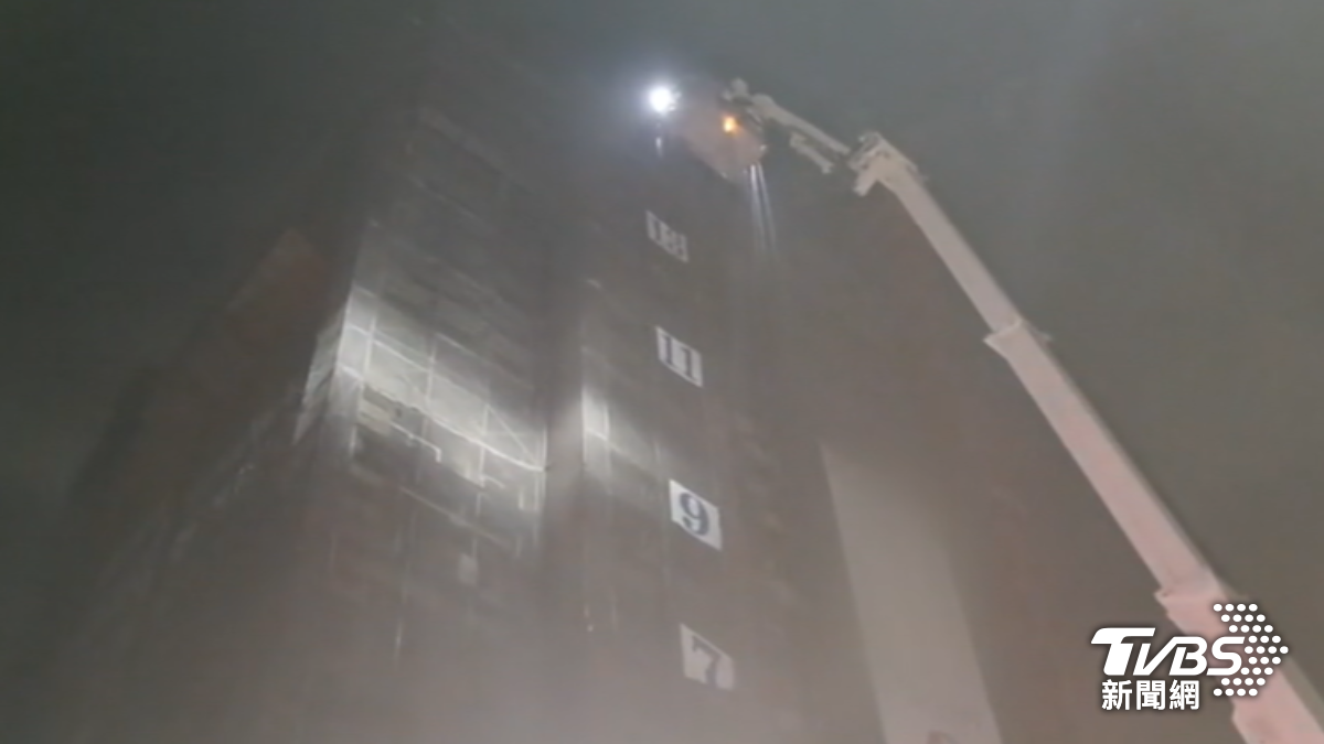 高雄工地煙火曾釀「防護網」狂燒。(圖/TVBS)