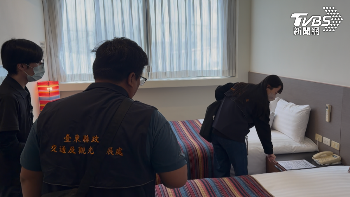 台東縣政府交通及觀光發展處科員前往飯店稽查跨年有無調漲票價。（圖／TVBS）