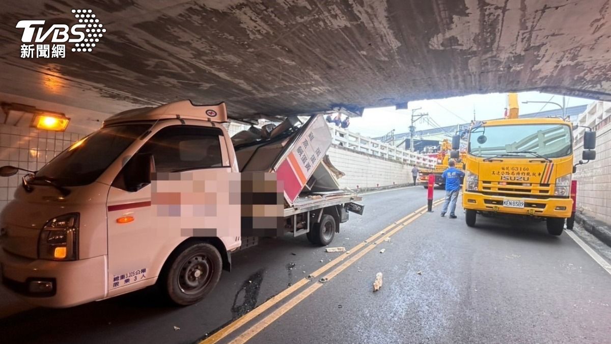 小貨車駕駛運送雞蛋時，車斗遭橋墩擠壓卡住。（圖／TVBS）