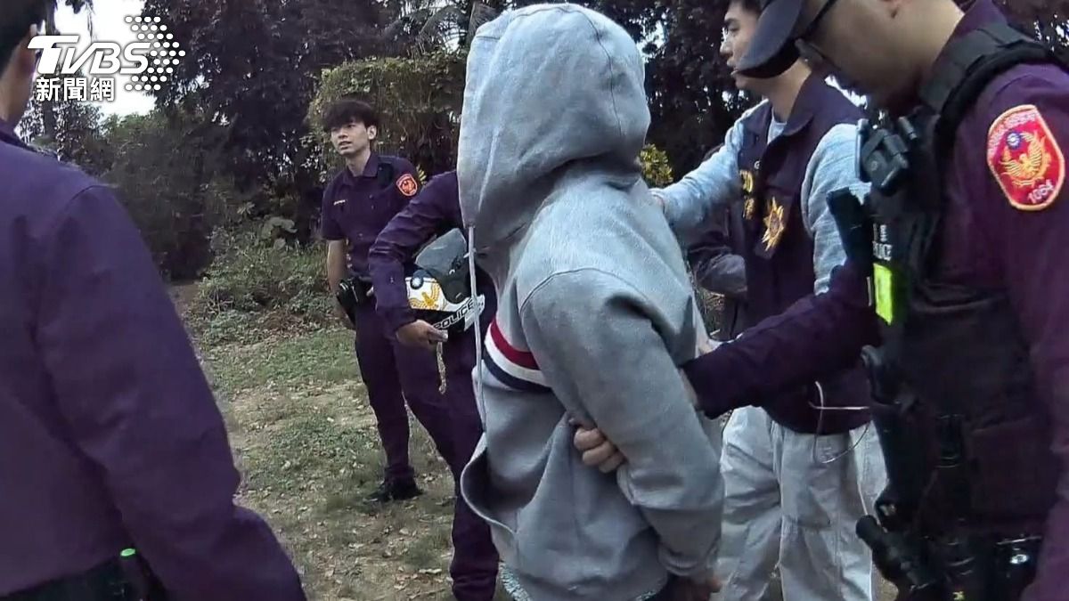 呂男躲在一處貨櫃。(圖/TVBS)