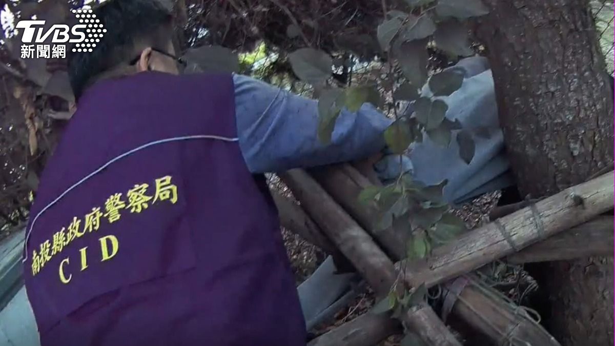 警方也在呂男身上起獲毒品。(圖/TVBS)