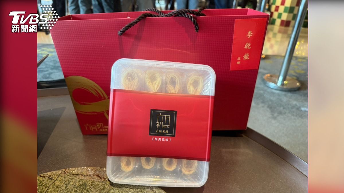 李乾龍帶來伴手禮送藍委。(圖/陳怡潔攝影)