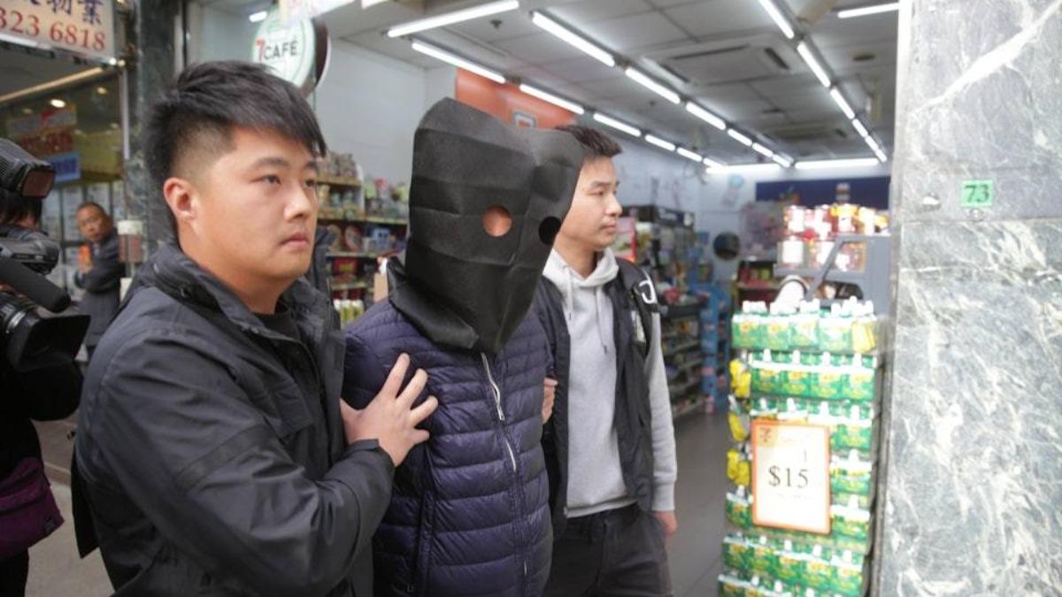 宏業建築工程有限公司一名男子被黑布蒙頭帶走。 (圖/香港01)