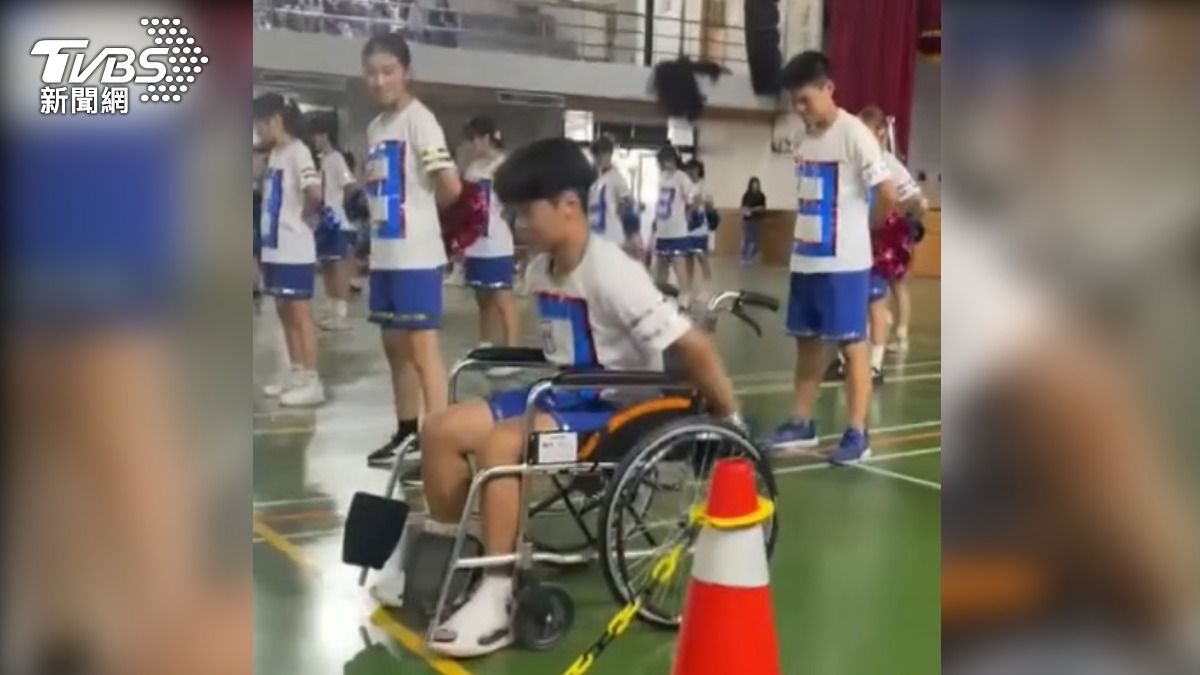 學生楊勝宇表示，他是在彩排變換隊形時不小心腳滑，造成二級韌帶撕裂的傷勢。（圖／TVBS）