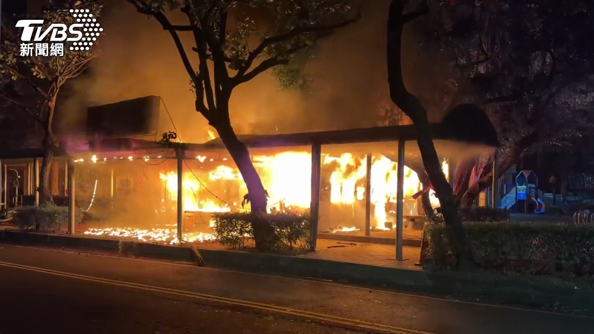 燒了整間土地公廟!台中2少年點香失控 引燃塑膠袋陷火海畫面曝