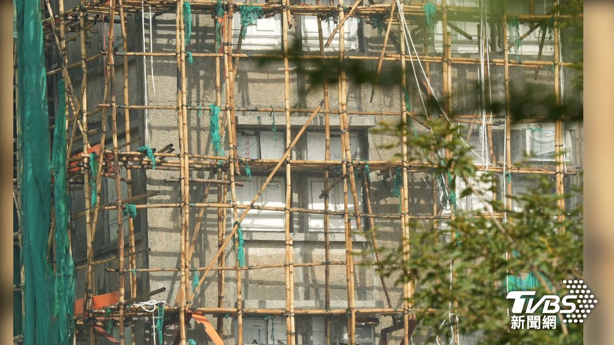 宏福苑大火，外牆搭建的棚網，遭質疑沒有阻燃效果，窗戶也用保麗龍封住。（圖／TVBS）