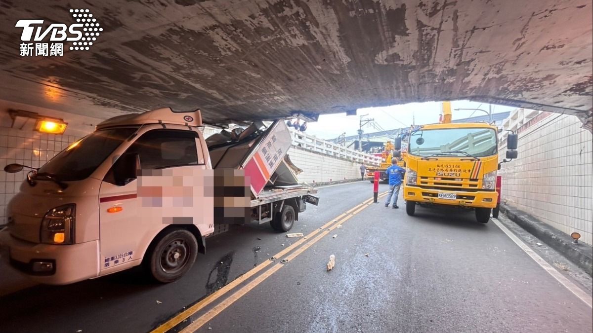高雄岡山發生有載運雞蛋的新手貨車司機，跟著Google導航推薦的最短距離走，直到撞上限高設施才意識到問題，為時已晚。（圖／TVBS）