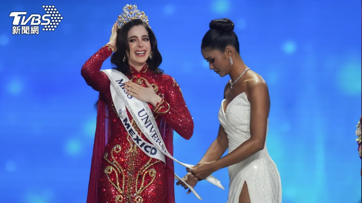 墨西哥佳麗Fatima Bosch(左)先前才遭到辱罵,最終戲劇性奪下2025環球小姐后冠。(圖/達志影像美聯社)
