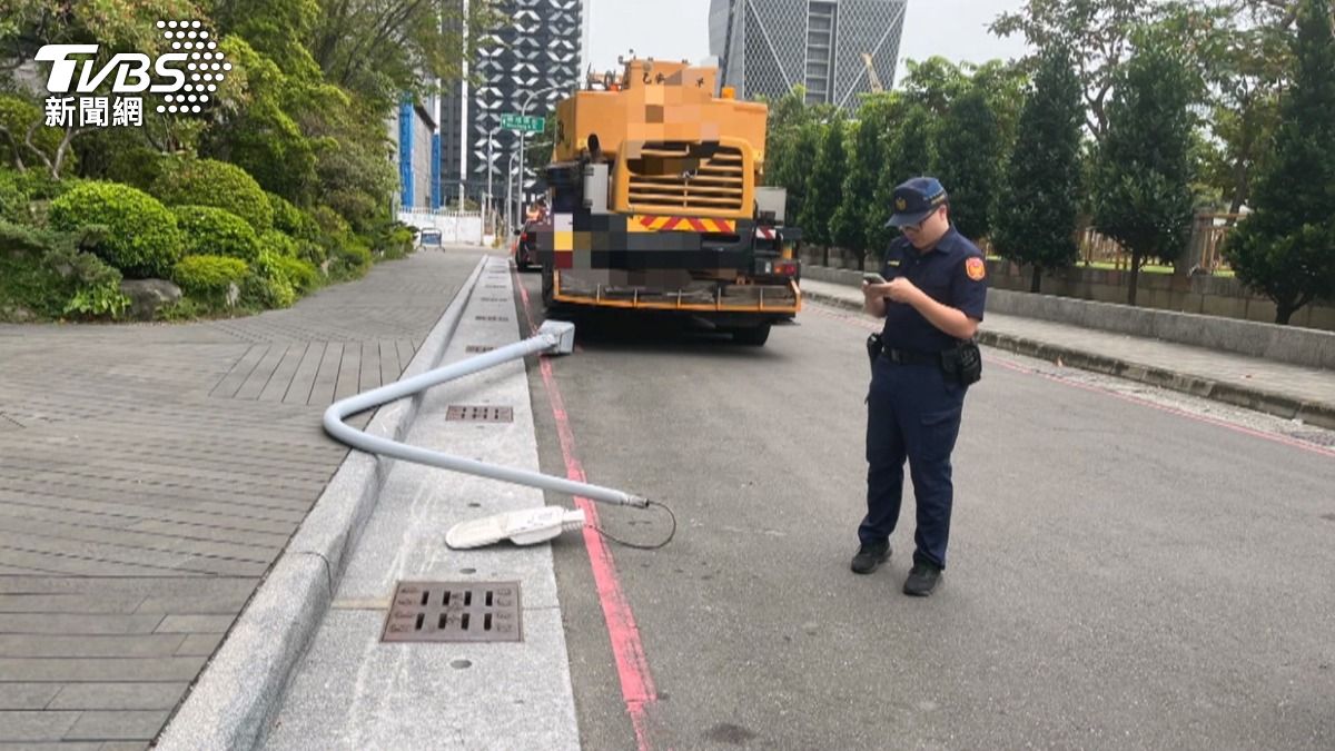 前鎮區一名大車駕駛在倒車時撞倒了一根路燈，幸運的是這起事故沒有造成人員傷亡。（圖／TVBS）