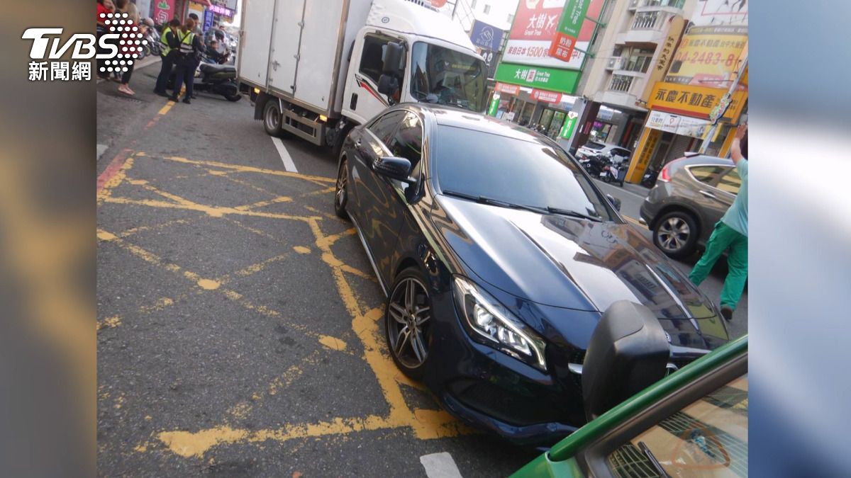 學區酒駕貨車撞違停！拒協商嗆「妳有車我沒有」　警一測傻眼。(圖／TVBS) 
