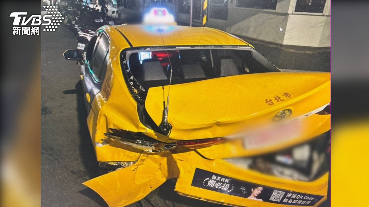 計程車遭酒駕駕駛追撞,車尾全毀。(圖/TVBS)