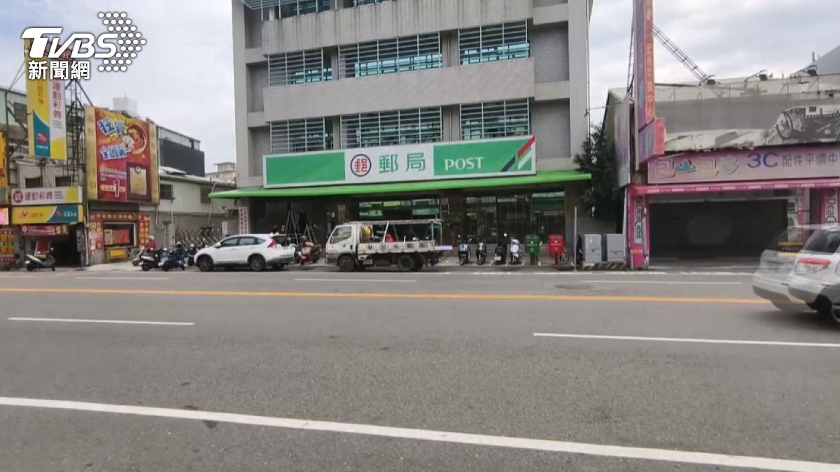 交通事故發生在台中大里中興路二段，時間是下午4點多，正值學生下課時間。(圖／TVBS)   