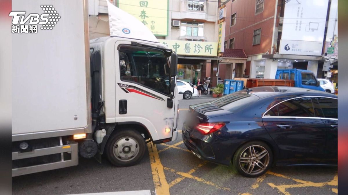 貨車司機撞到違停轎車，意外曝光自己酒駕。(圖／TVBS)   