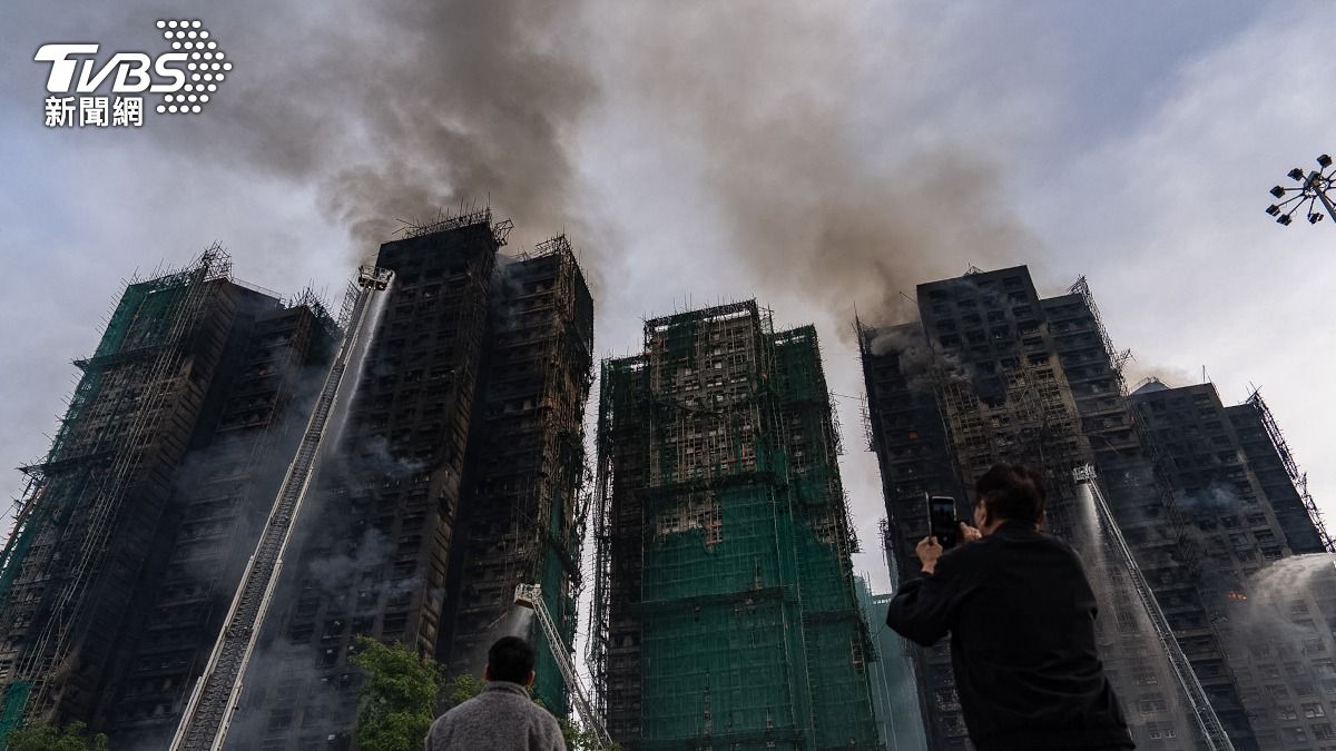 香港宏福苑大火延燒7棟樓，大樓間樓距太近恐成火勢快速蔓延原因之一。（圖／達志影像美聯社）